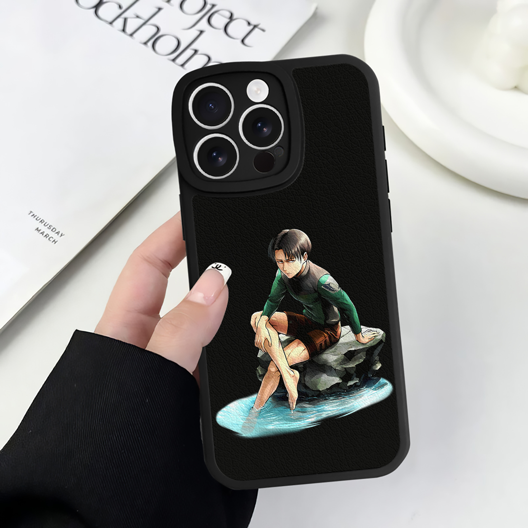 （画像用） 進撃の巨人 リヴァイ·アッカーマン Attack on Titan Levi Ackerman 【iPhone 16シリーズ対応】シリコンスマホケース（レザー調） 材質：シリコン